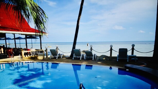 A pool with lounge chairs and a view of the ocean. - Starbay Samui (Koh Samui)
