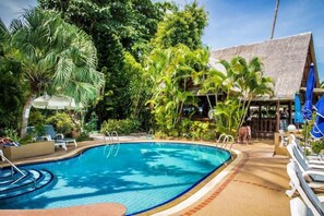Piscine extérieure, parasols, chaises longues