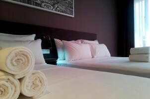 Peralatan tempat tidur premium, meja, seterika/papan seterika 