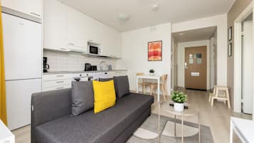 Standard-Apartment, 1 Schlafzimmer, Balkon | Wohnbereich | Flachbildfernseher