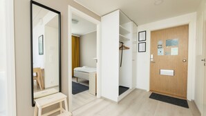 Standard Apartment, 2 Bedrooms, Balcony | Almari pakaian