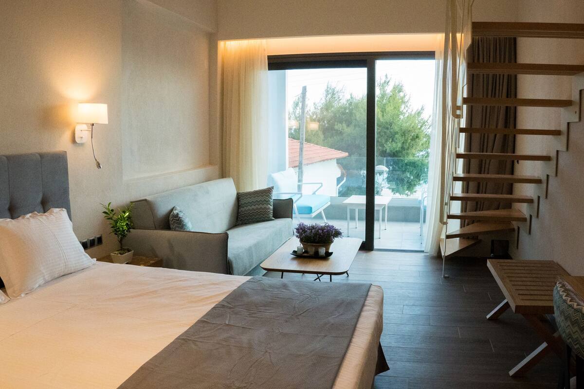 Deluxe-værelse - havudsigt | Pengeskab på værelset, skrivebord, mørklægningsgardiner, lydisolering
