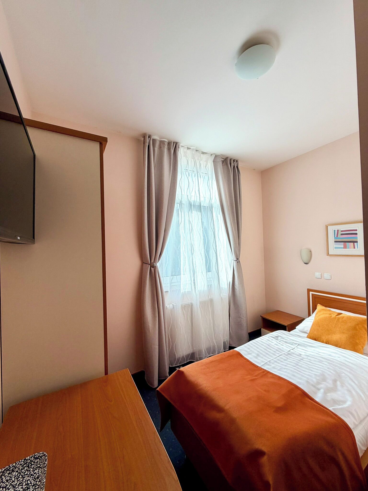 Phòng đơn tiện nghi đơn giản | Bàn, khu vực làm việc phù hợp cho laptop 