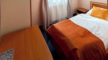 Phòng đơn tiện nghi đơn giản | Bàn, khu vực làm việc phù hợp cho laptop