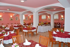 Daily continental breakfast (EUR 8 per person) - Hotel Imperium (Moravske Toplice)