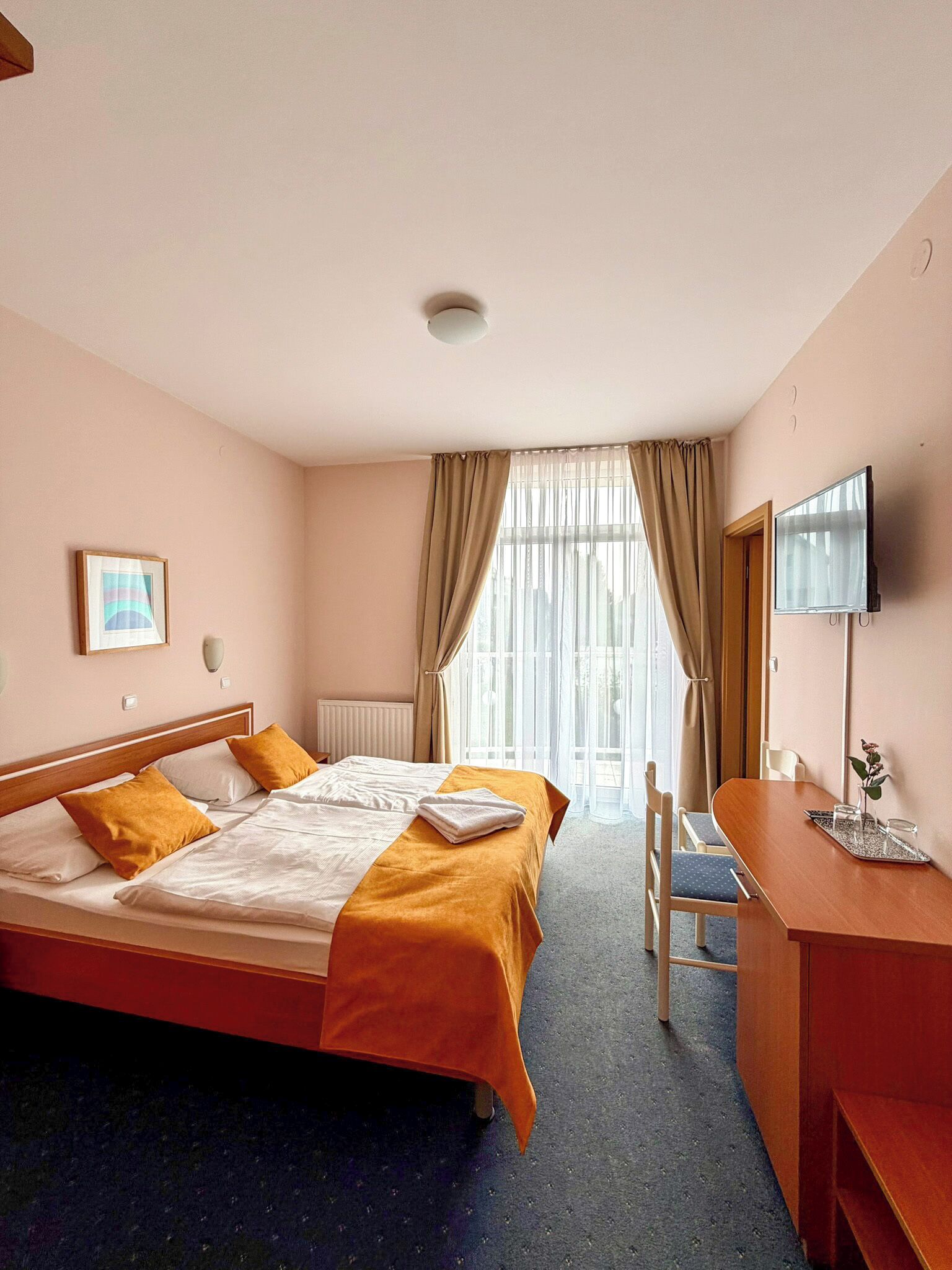 Phòng đôi Deluxe | Bàn, khu vực làm việc phù hợp cho laptop 