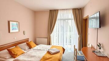 Phòng đôi Deluxe | Bàn, khu vực làm việc phù hợp cho laptop