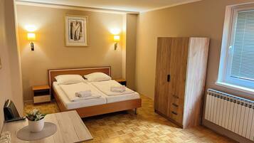 Comfort Triple Room | Desk, laptop workspace, free WiFi, bed sheets