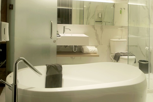 Junior Suite, 1 King Bed | Bathroom | Shower, rainfall showerhead, free toiletries, hair dryer