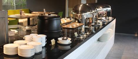 Bữa sáng buffet hàng ngày (98600 IDR/mỗi người)