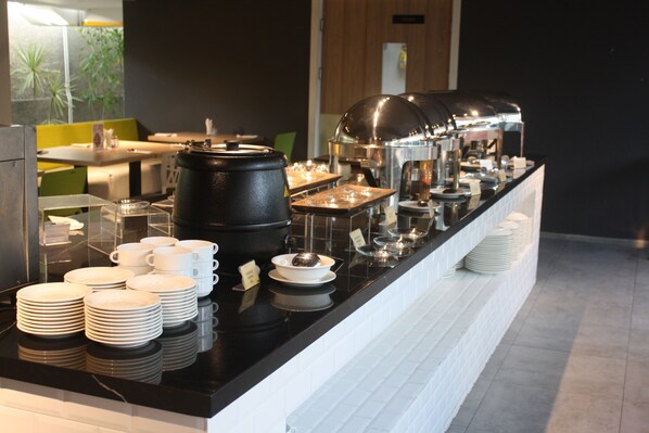 Sarapan bufet setiap hari (IDR 98600 seorang)