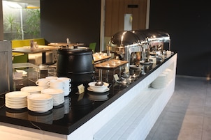 Se ofrece un desayuno bufé todos los días (por un coste adicional)