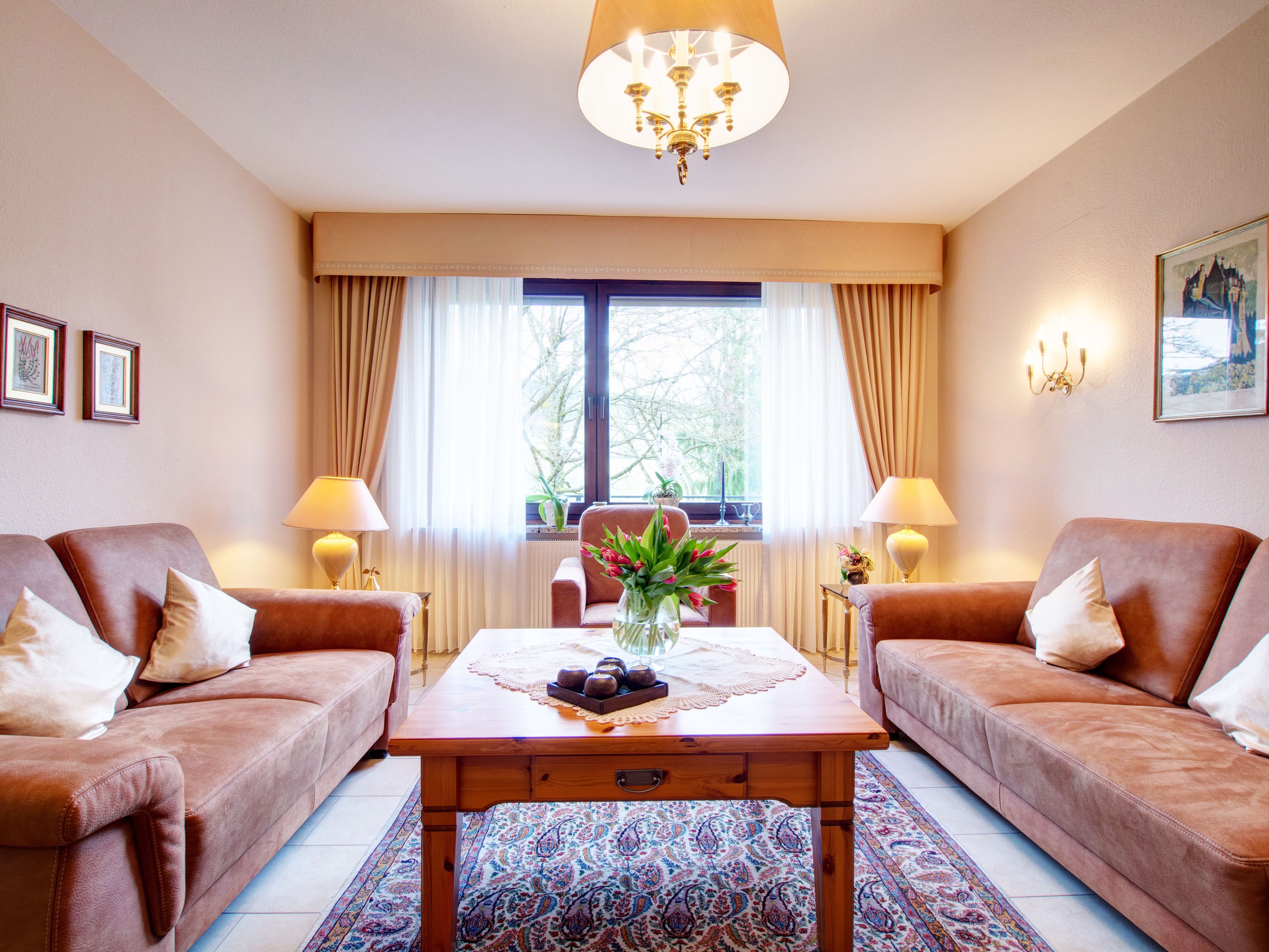 House, 4 Bedrooms | Living room | Flat-screen TV, DVD player, books