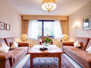 Maison, 4 chambres | Salle de séjour | Télévision à écran plat, lecteur de DVD, livres