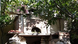 A stone-built outdoor oven with a shelf above for fruits and vegetables. - Villa Palma (Avella)
