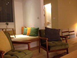 舒適雙人房 | 起居區 |  LCD 液晶電視