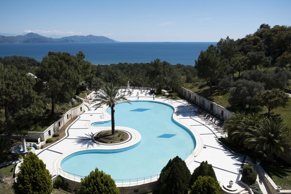 室内游泳池，季节性开放的室外游泳池，08:00 至 19:00 开放, 免费小屋, 池畔遮阳伞