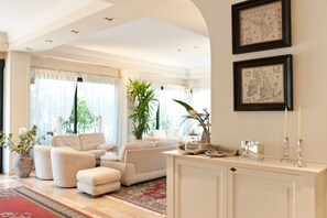 Televisión de pantalla plana de 32 pulgadas con canales por satélite