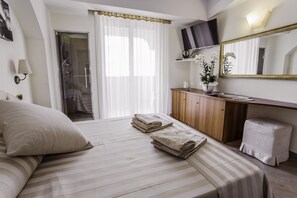 Minibar, caja de seguridad en la habitación y escritorio 