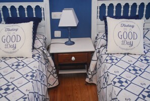 Twin Room | Iron/ironing board, free WiFi, bed sheets - Hostal Puente Deva (Camaleno)