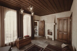 Sviitti, terassi, näköala laaksoon | Olohuone | Taulutelevisio