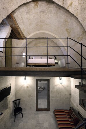 Cave Suite with Veranda and Living Room | 1 makuuhuone, ylelliset vuodevaatteet, minibaari