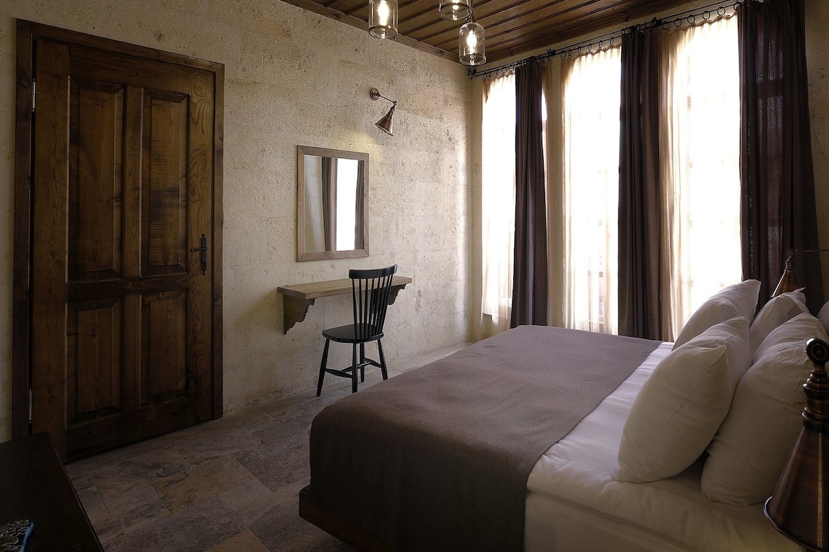 Cave Suite with Veranda and Living Room | 1 slaapkamer, luxe beddengoed, een minibar, individueel gedecoreerd