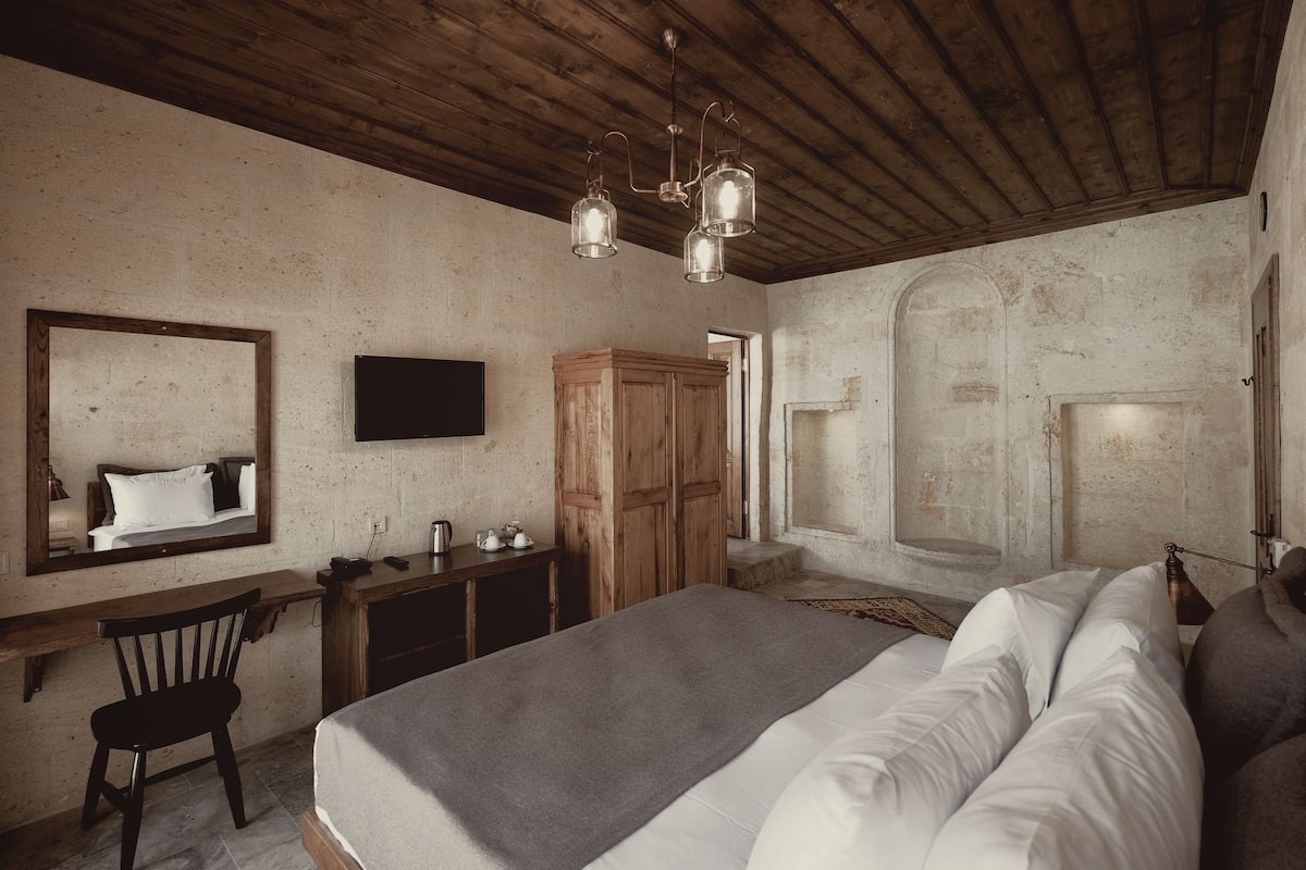 Suite, terras, uitzicht op vallei | 1 slaapkamer, luxe beddengoed, een minibar, individueel gedecoreerd