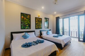 Deluxe-Doppel- oder -Zweibettzimmer, 2 Einzelbetten, Veranda, Stadtblick | Hochwertige Bettwaren, Minibar, Zimmersafe, Schreibtisch