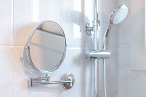 Partial Ocean View | Bathroom | Shower, free toiletries, hair dryer - Hotel ED (Seogwipo)