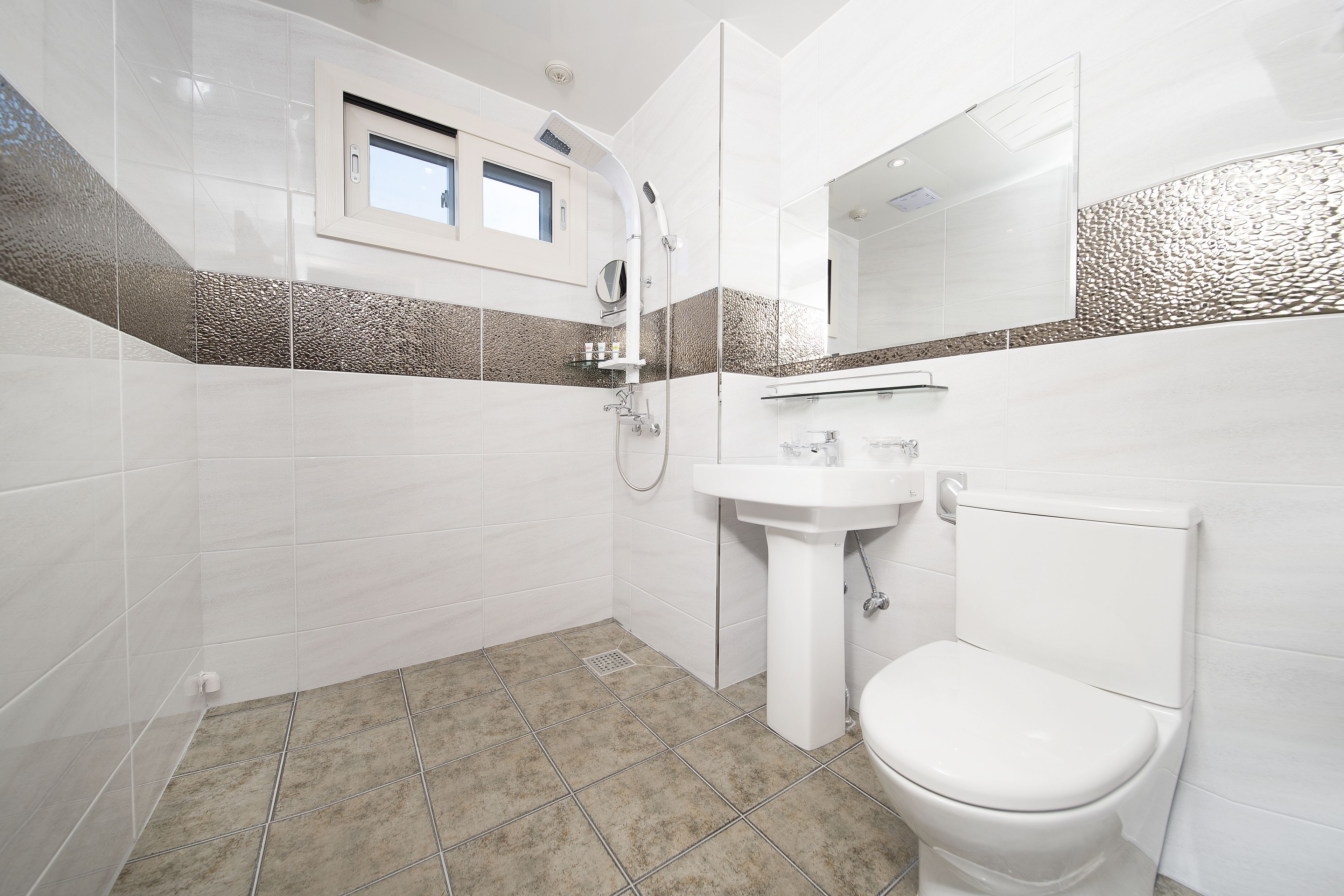 shower, free toiletries, hair dryer