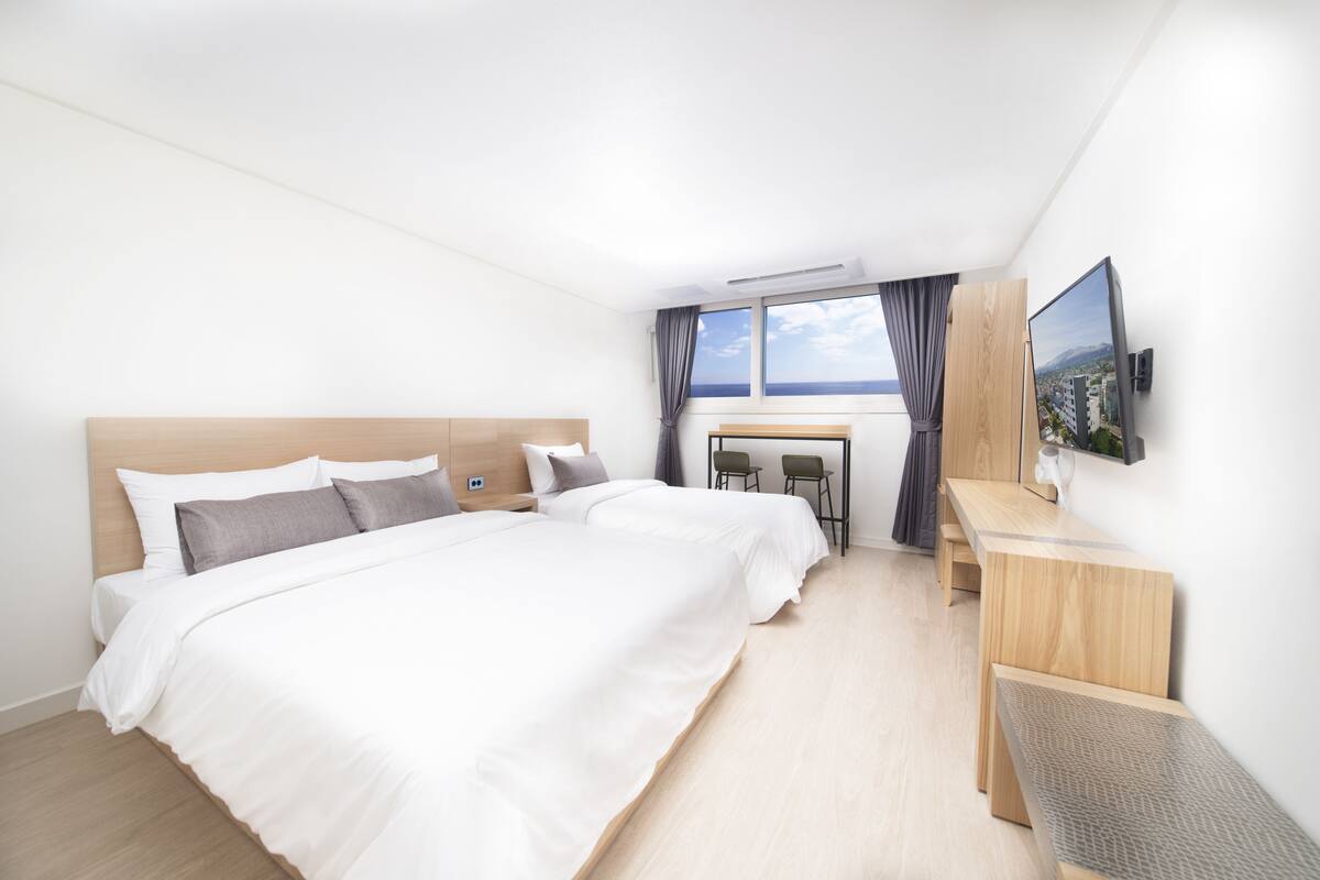 Partial Ocean View | Soundproofing, WiFi (free)