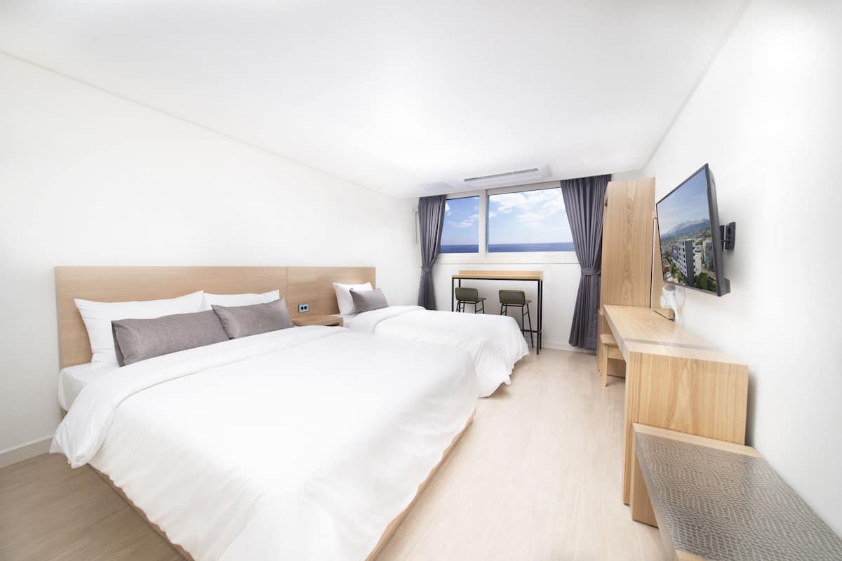 Partial Ocean View | Soundproofing, free WiFi