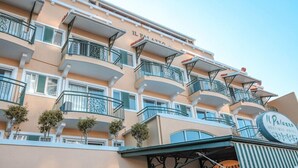 A multi-story hotel with balconies, a reception area, and a sign indicating it is a boutique hotel. - Il Palazzo Boutique Apartment Hotel (Cairns)