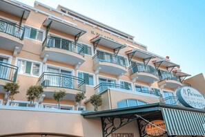 A multi-story hotel with balconies, a reception area, and a sign indicating it is a boutique hotel. - Il Palazzo Boutique Apartment Hotel (Cairns)