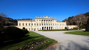 Ein großes, klassizistisches Gebäude mit einer symmetrischen Fassade, zahlreichen Fenstern und einem zentralen Eingang.