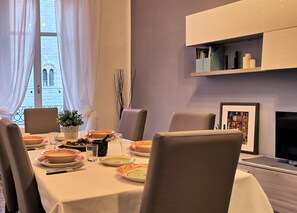 City Apartment | In-room dining - Logicasa Amazing Downtown Como (Como)