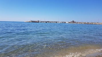 Una spiaggia nelle vicinanze