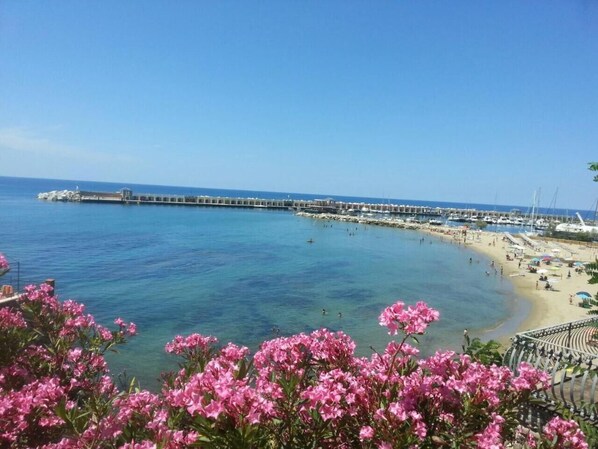 Una spiaggia nelle vicinanze