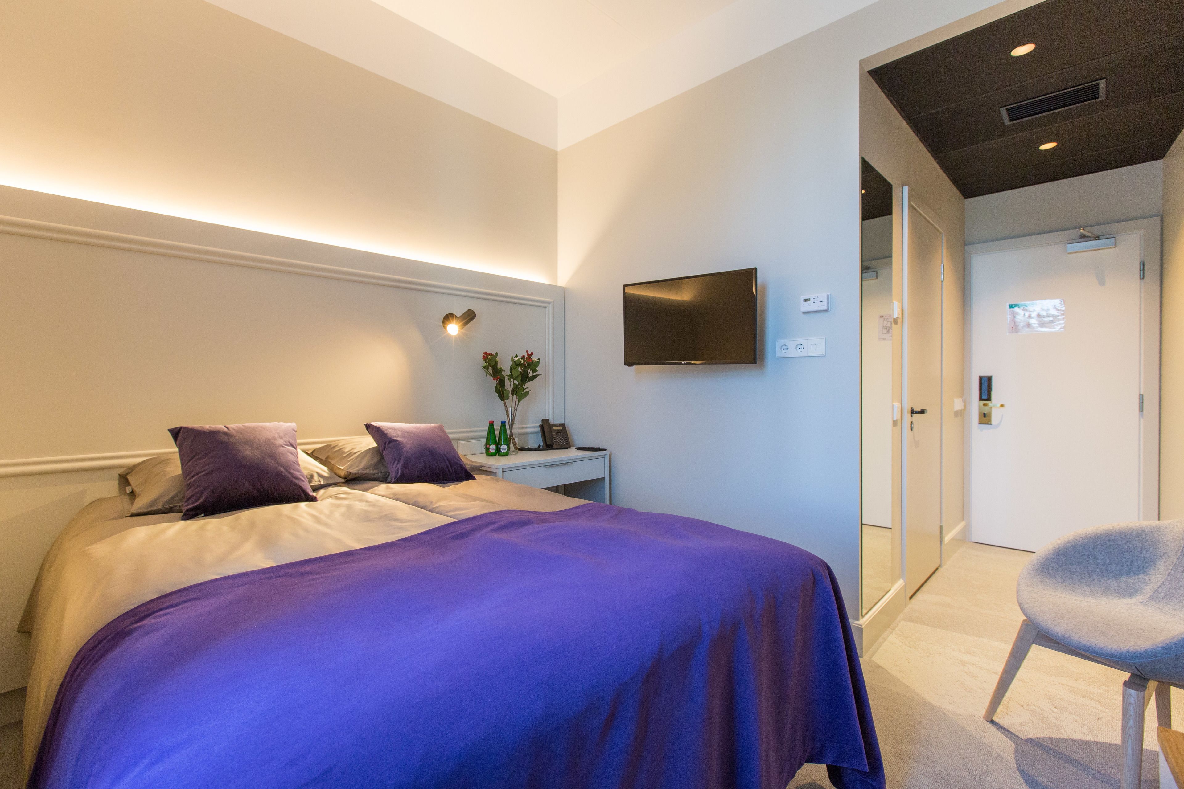 Quarto casal econômico, 1 cama de casal, vista para o parque | Cofres nos quartos, escrivaninha, espaço de trabalho para notebook