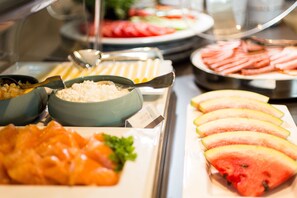 Desayuno completo gratuito y diario