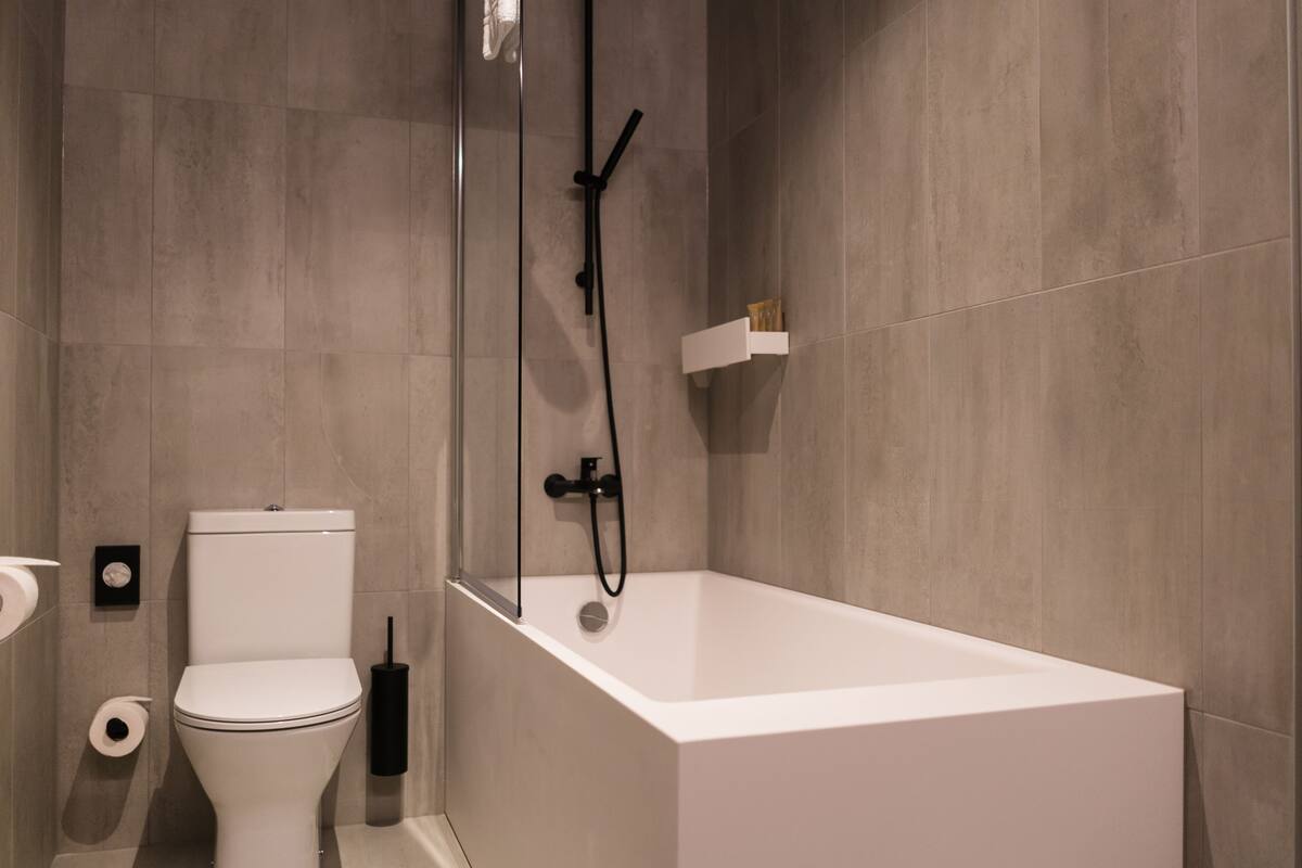 suite, 1 bedroom, park view | bathroom | shower, free toiletries, hair dryer, towels