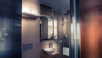 Ducha, artículos de higiene personal gratuitos y secador de pelo