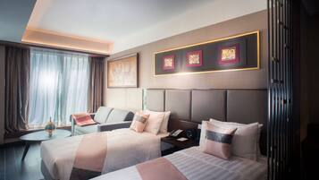 Brankas, meja kerja, setrika/meja setrika, dan Wi-Fi gratis