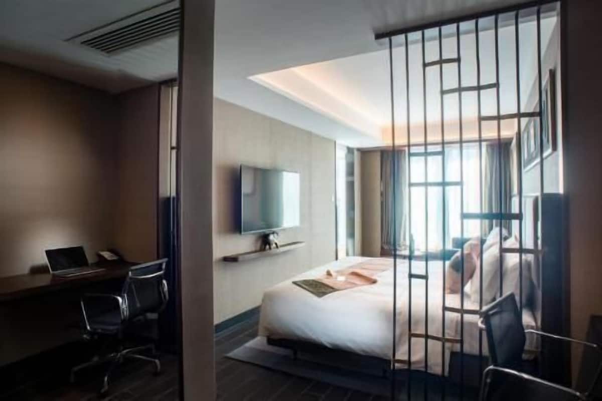 Coffres-forts dans les chambres, bureau, fer et planche à repasser