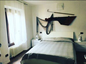 Habitació, vistes parcials al llac | 1 dormitori, minibar gratuït, caixa forta a l'habitació i escriptori 