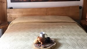 Room, Mountain View | 1 bedroom, free minibar, in-room safe, desk - Le Coccinelle Bed & Breakfast (Mandello del Lario)