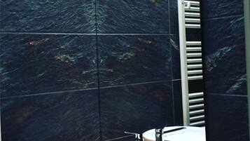 Room, Mountain View | Bathroom | Shower, rainfall showerhead, free toiletries, hair dryer