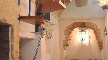 Alloggio su due livelli, 1 camera da letto, terrazzo, vista città | Una scrivania, ferro/asse da stiro, Wi-Fi gratuito, lenzuola