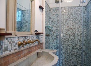 Quadruple Room, Ensuite | Bathroom | Shower, rainfall showerhead, free toiletries, hair dryer - Letto e Merenda (Nardò)